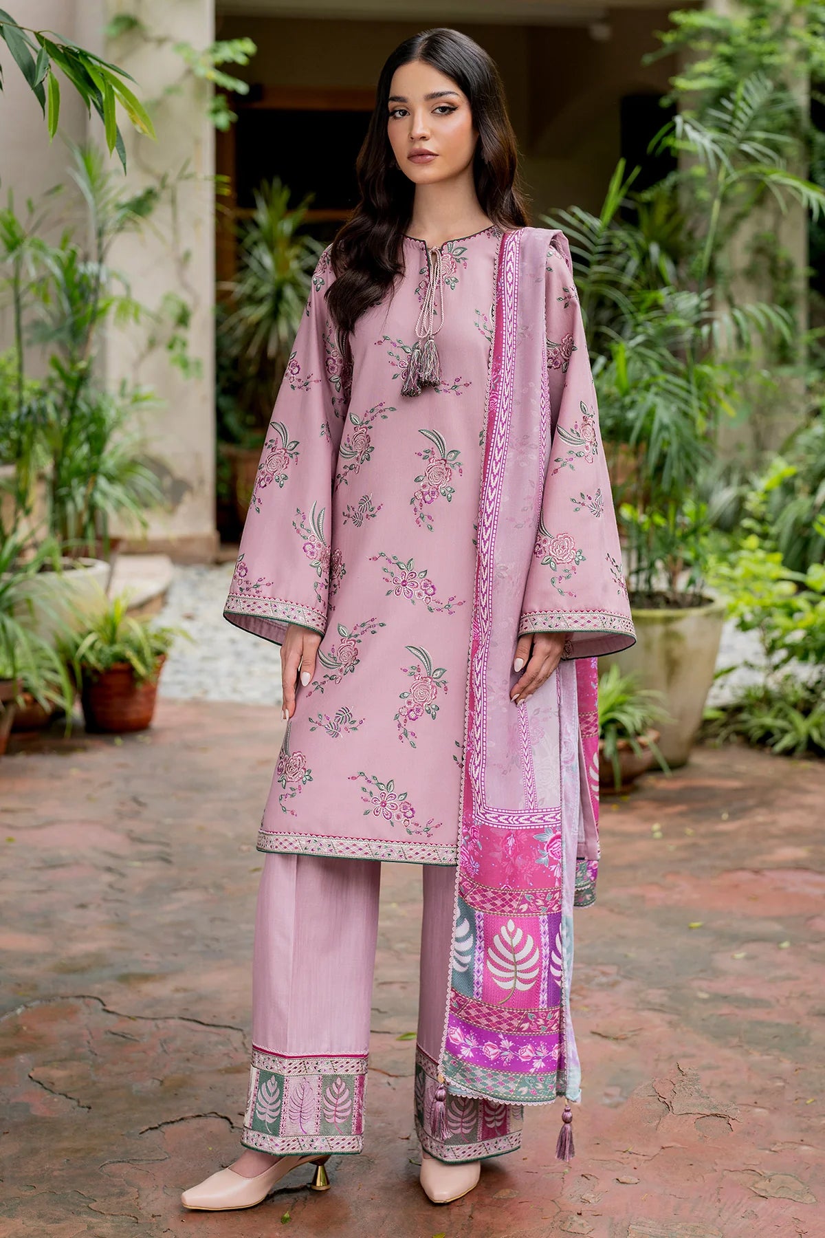 3PC EMBROIDERED LAWN SUIT - BG905