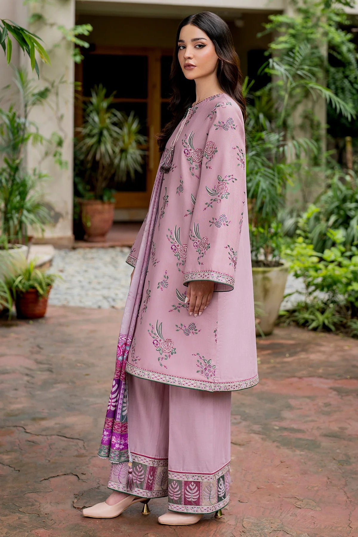 3PC EMBROIDERED LAWN SUIT - BG905