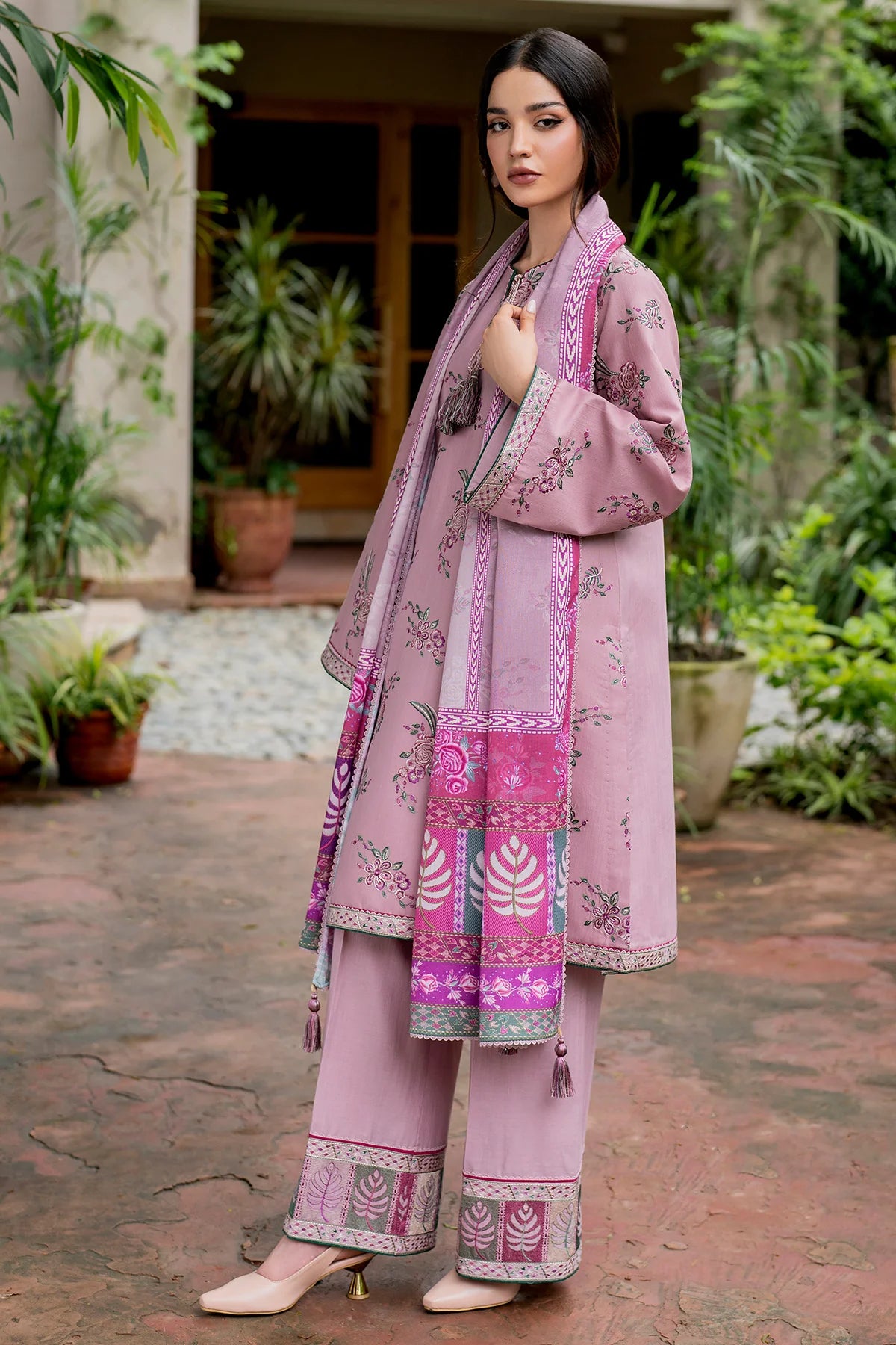 3PC EMBROIDERED LAWN SUIT - BG905