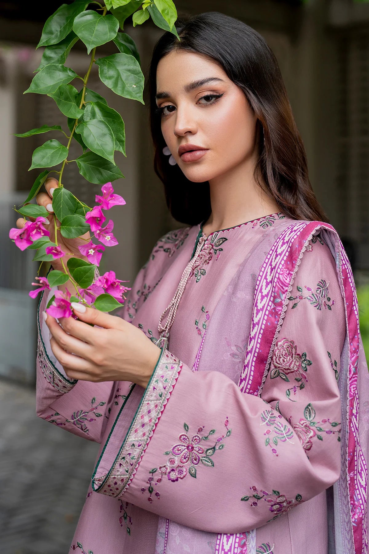 3PC EMBROIDERED LAWN SUIT - BG905