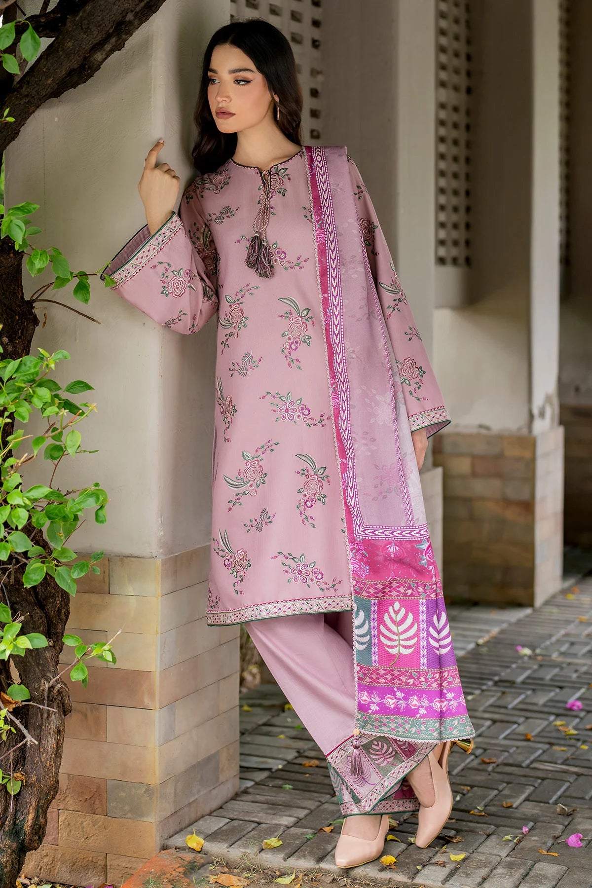 3PC EMBROIDERED LAWN SUIT - BG905