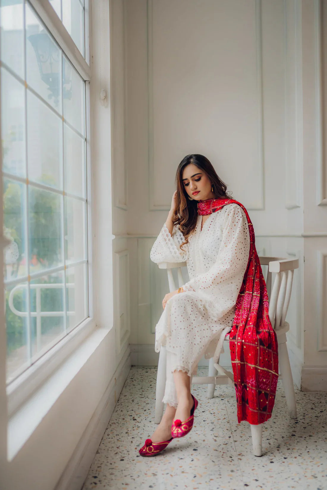 3 PC CHICKEN EMBROIDERED LAWN SUIT-BG574