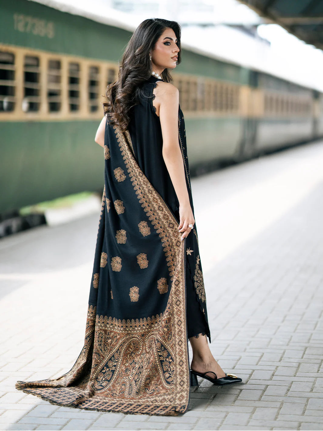 3 PC EMBROIDERED SUIT - BG850