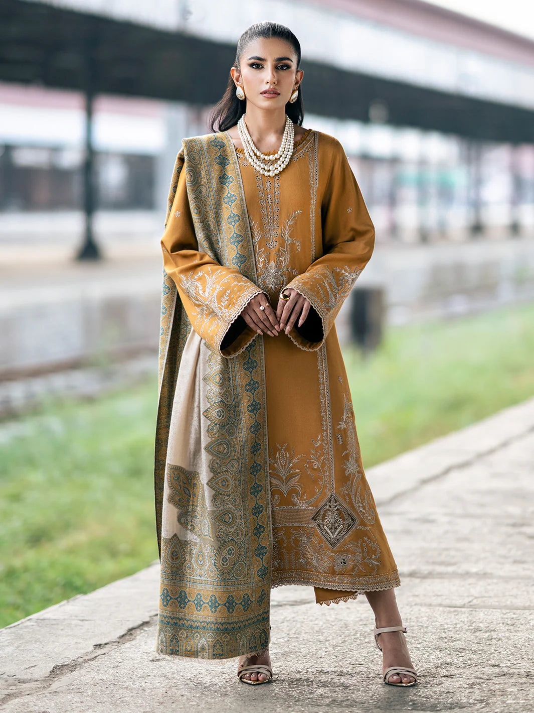 3 PC EMBROIDERED DHANAK SUIT - BG822