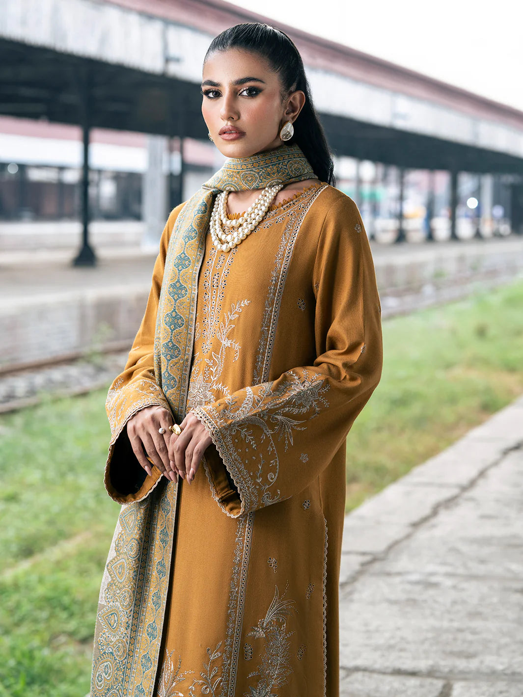 3 PC EMBROIDERED DHANAK SUIT - BG822