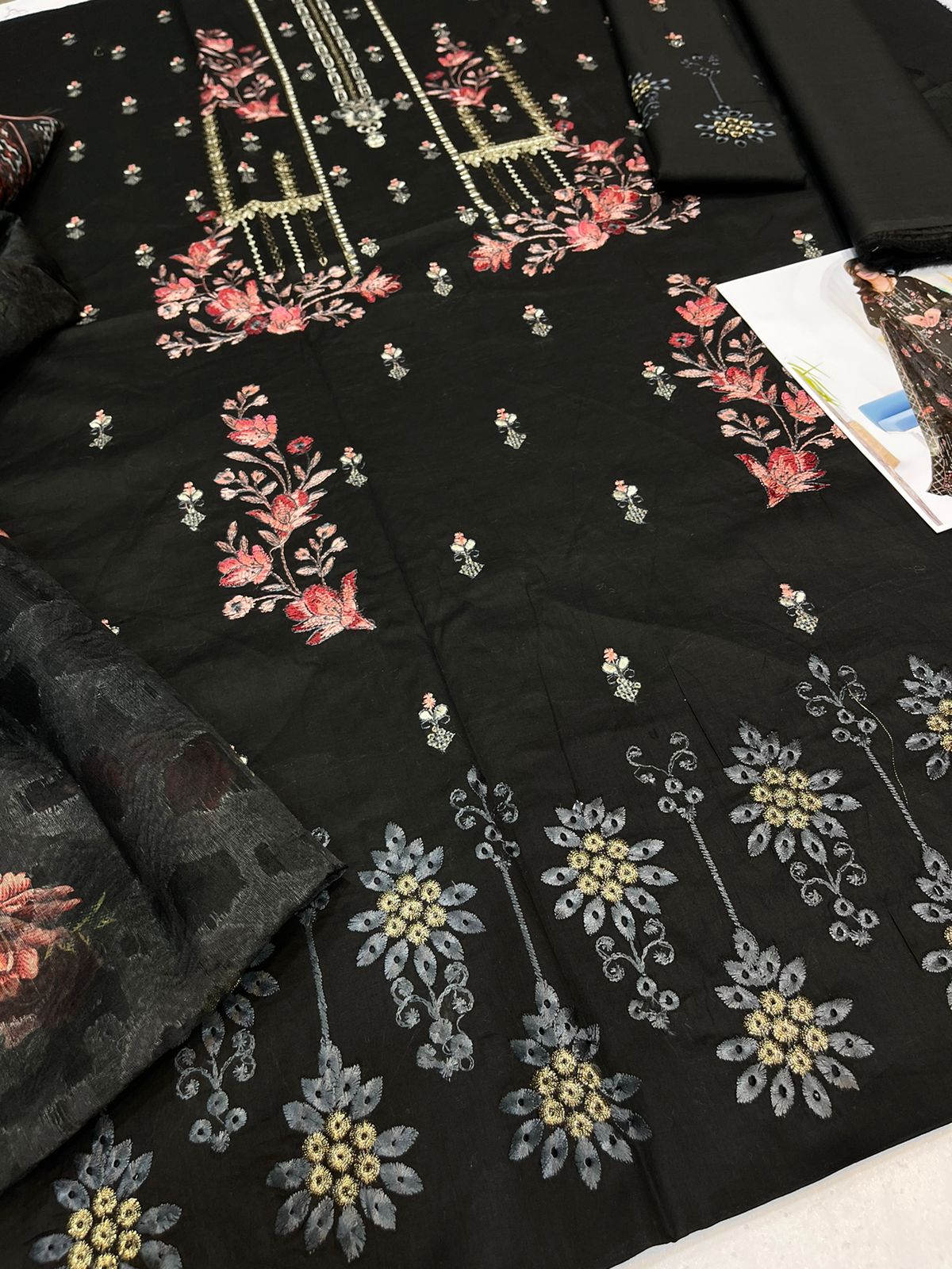 3 PIECE-EMBROIDERED CAMBRIC SUIT-BG106