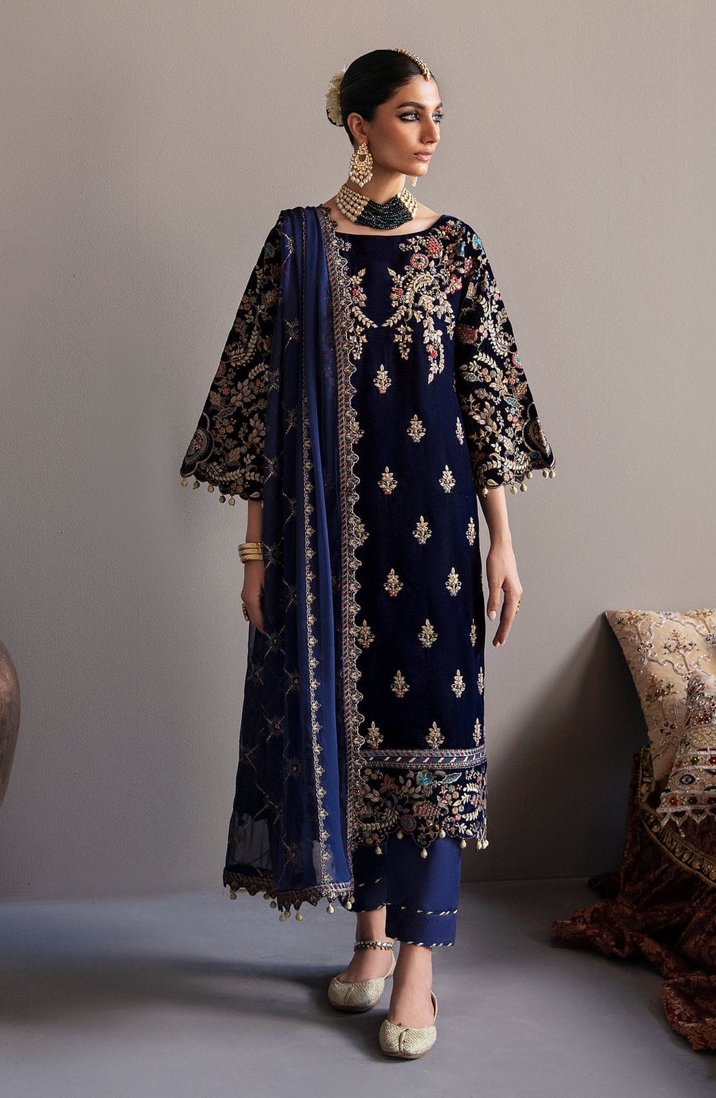Embroidered Velvet 3 pcs Suit-BG1022