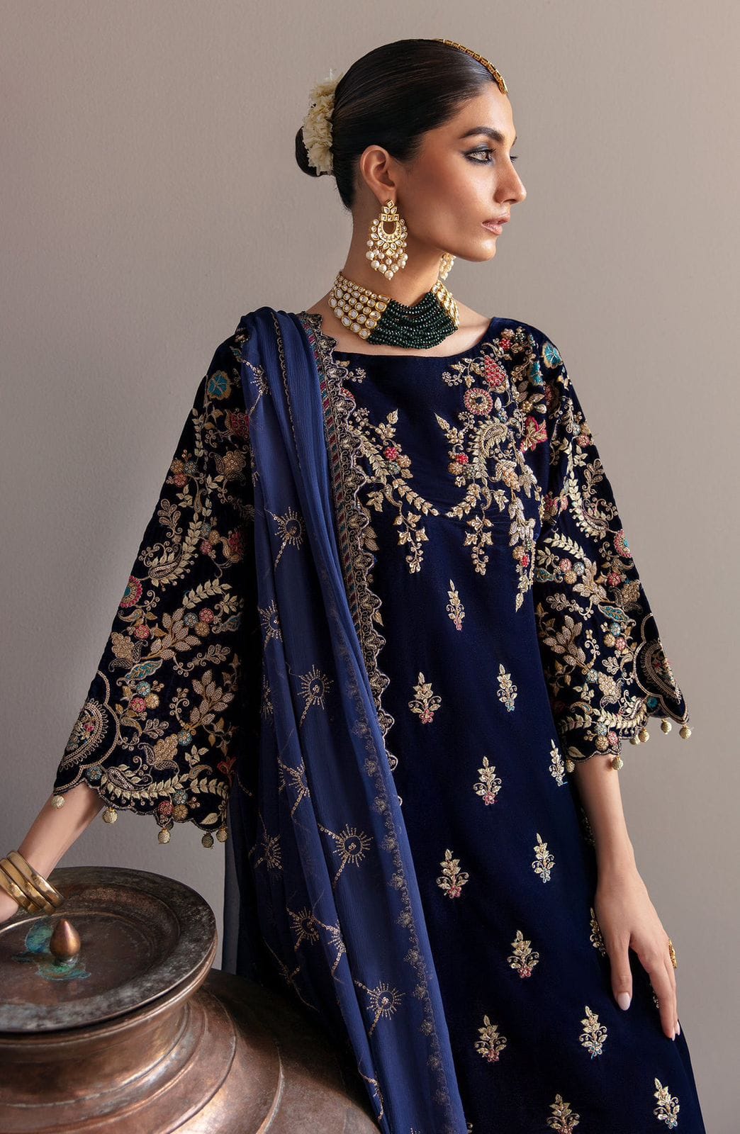 Embroidered Velvet 3 pcs Suit-BG1022