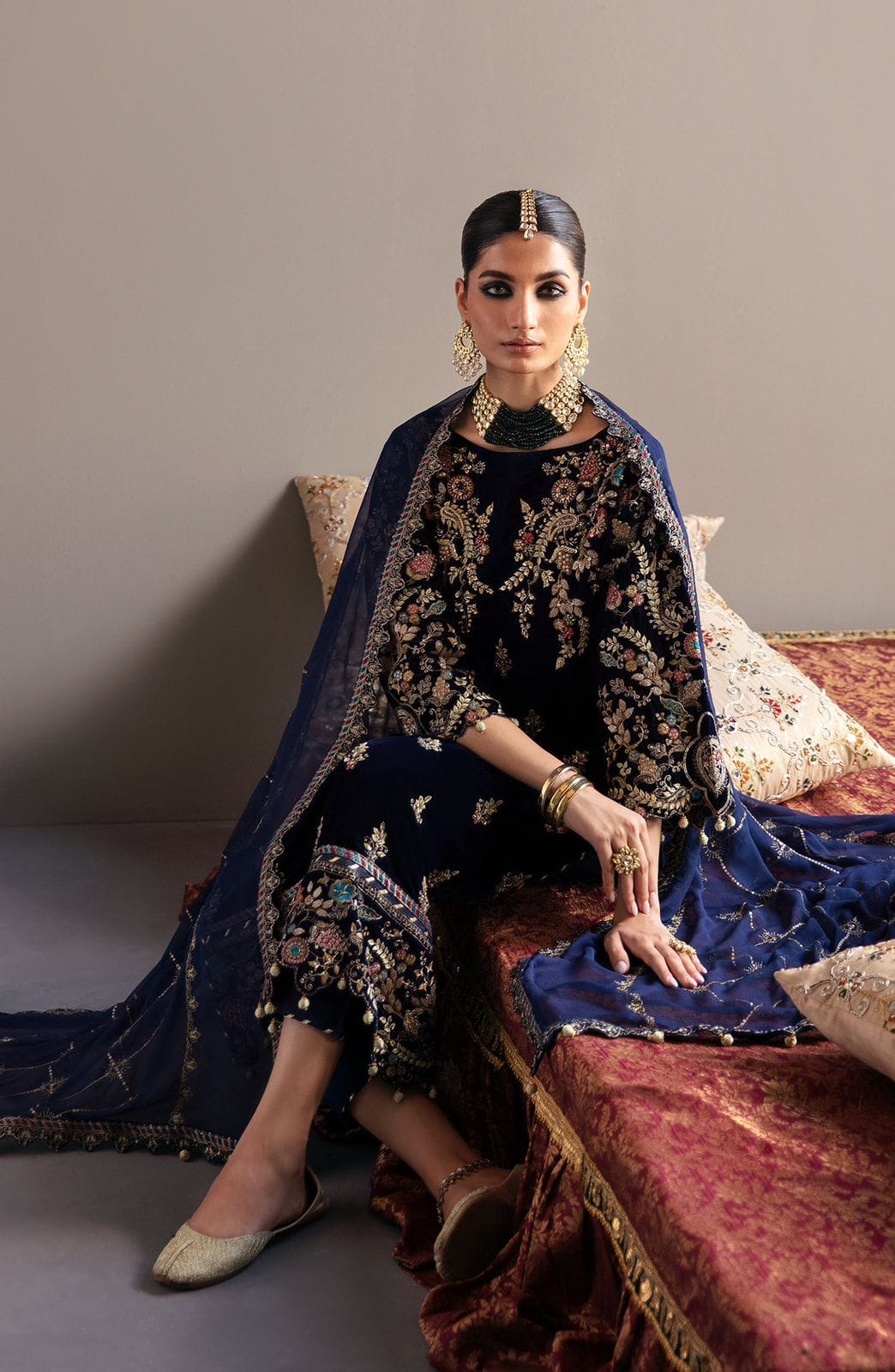 Embroidered Velvet 3 pcs Suit-BG1022
